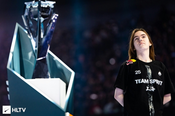 LNG Esports 模仿职业选手 knight 和 Alola 努力学习。 Bilibili Gaming 在第一场比赛中击败了 LNG Esports 。