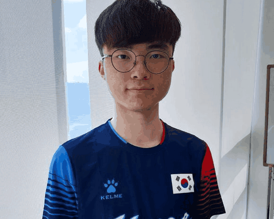 在首