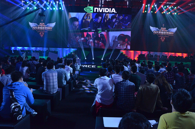 WOWLPL女主持人余霜分享礼服美照：喜欢碎钻还是半透视轻纱？